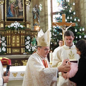 Kardinal Bozanić na svetkovinu Svete obitelji u župi Navještenja Blažene Djevice Marije u Velikoj Gorici predvodio misno slavlje i krstio petero djece